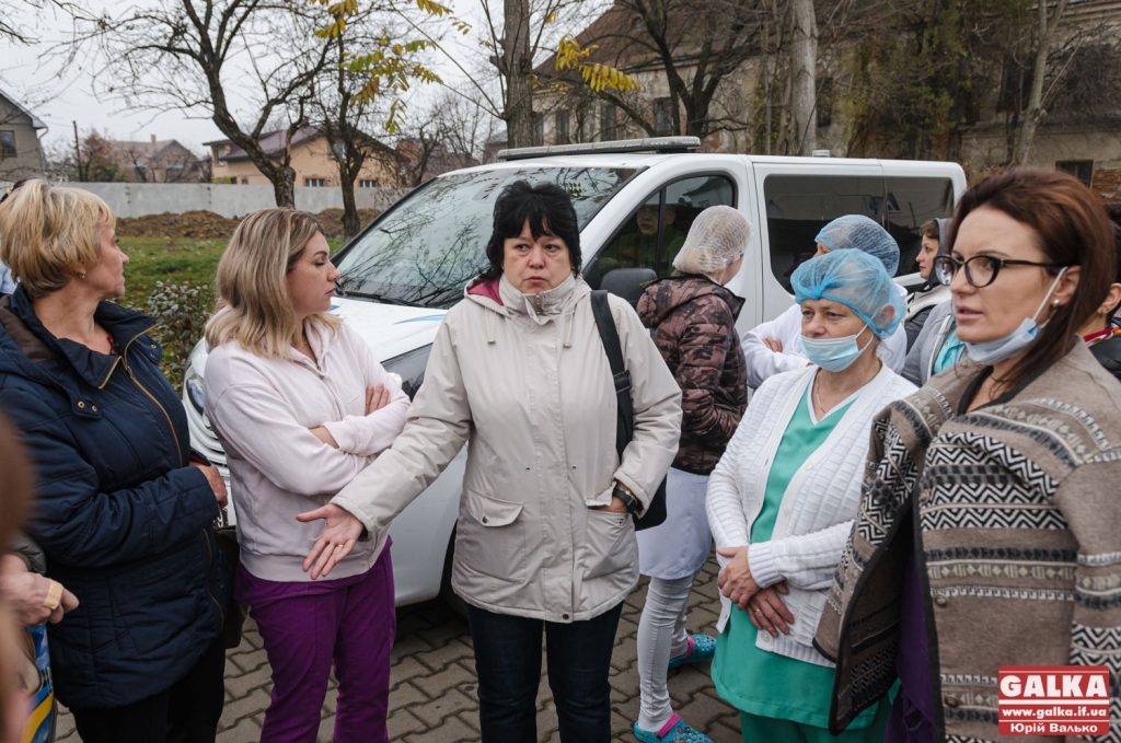 У Франківську працівникам інфекційної лікарні 3 місяці не платять зарплату: люди вийшли на протест