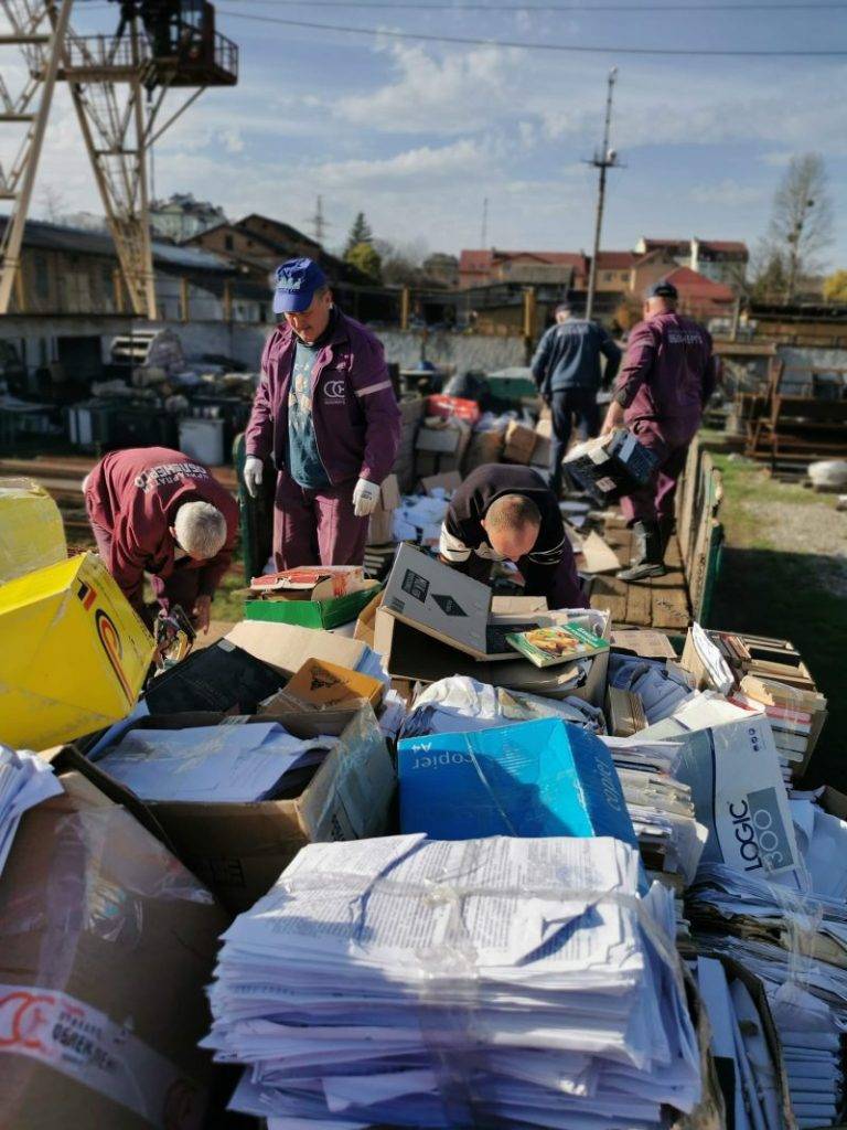 Прикарпатські енергетики здали 3,5 тонни російської макулатури і купили дрон для ЗСУ