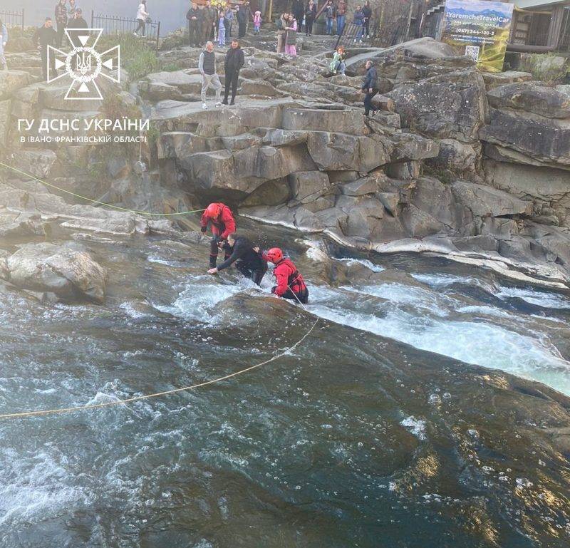 В Яремче перехожі та рятувальники витягнули дівчинку, яка впала в річку Прут