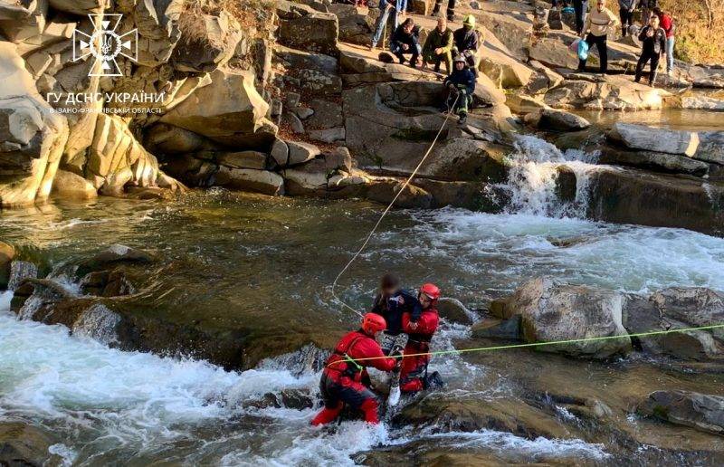 В Яремче перехожі та рятувальники витягнули дівчинку, яка впала в річку Прут