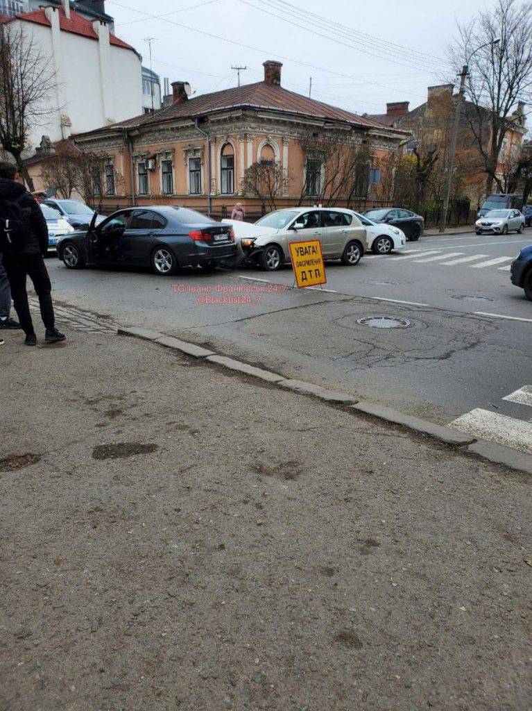 У Франківську п'яний водій протаранив дерево і врізався у житловий будинок