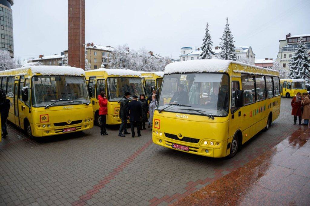 На Франківщині для опорних шкіл купили 13 автобусів, потрібно ще понад сотню