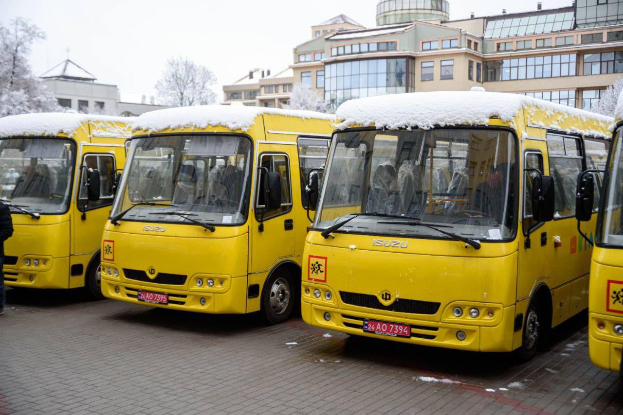 На Франківщині для опорних шкіл купили 13 автобусів, потрібно ще понад сотню