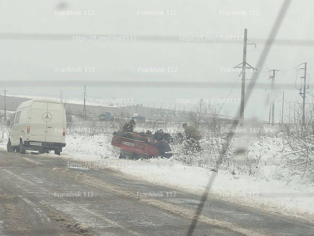На засніжених дорогах Франківщини сталось одразу кілька потужних ДТП