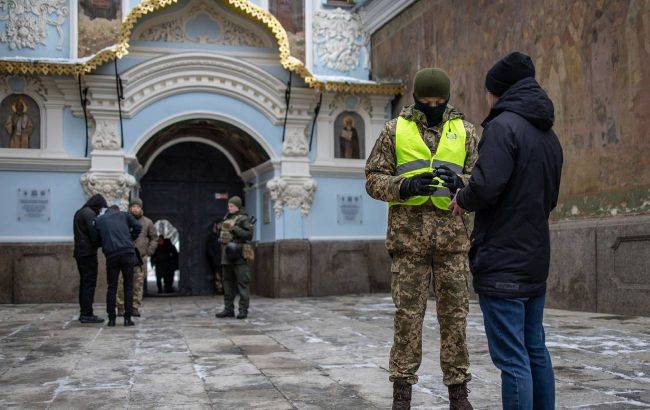 СБУ знайшла мільйони готівки, окупантську літературу та "сумнівних" росіян у церквах МП