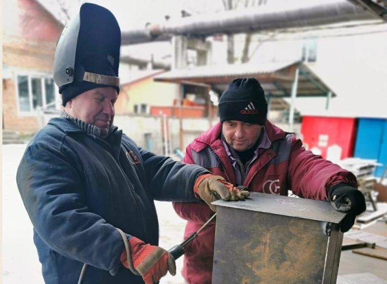 Прикарпатські енергетики виготовляють металеві грубки для наших захисників