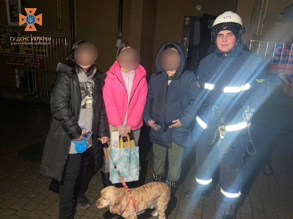 Через вимкнення світла у франківському ліфті застрягли двоє дітей, вагітна жінка та собака