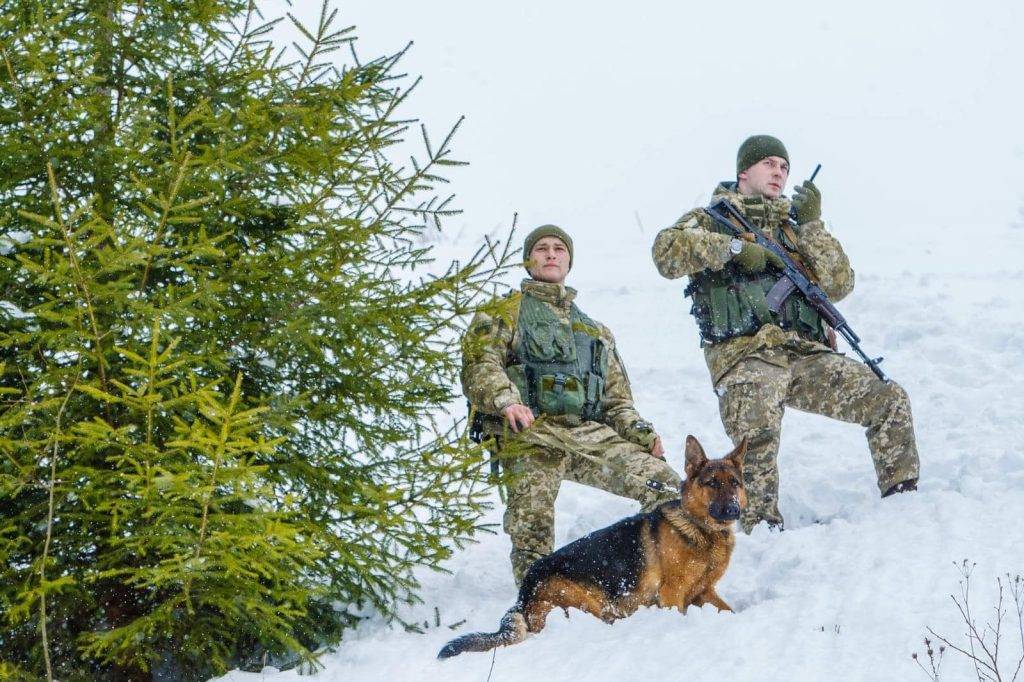 В районі гори Піп Іван прикордонники та авіація шукають чотирьох зниклих ухилянтів