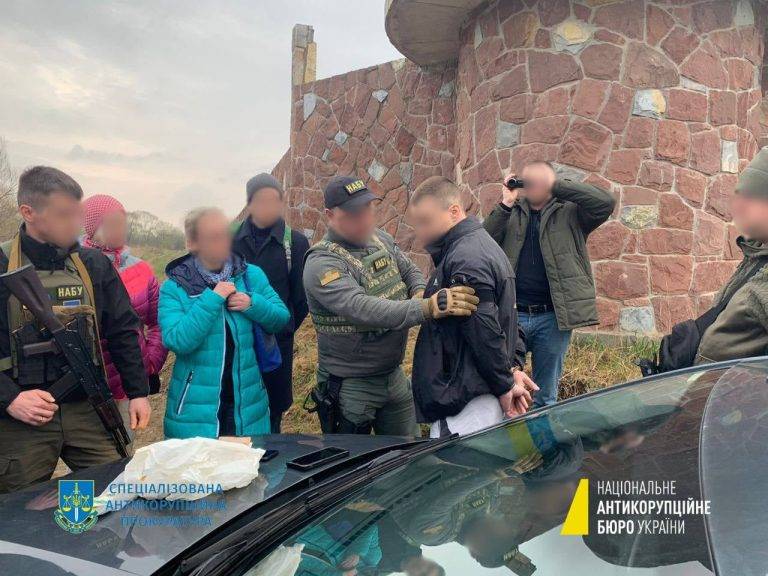 Вищий антикорупційний суд виніс вирок у справі двох франківських правоохоронців, яких у квітня затримали на чималому хабарі