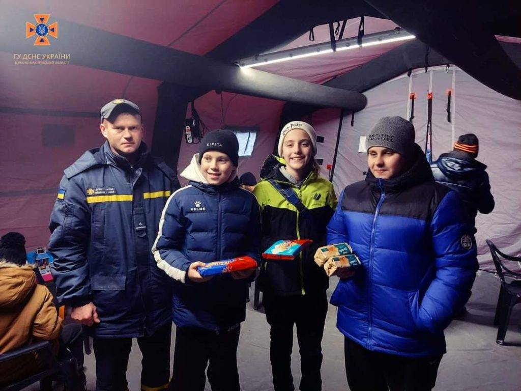 В Івано-Франківську небайдужі підлітки придбали солодощі для Пункту незламності