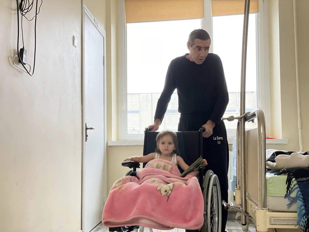 Львівські лікарі рятують сім'ю, яка постраждалала від обстрілу в Бахмуті
