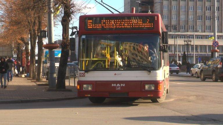 Щоб заощадити електроенергію: у Франківську зменшили курсування тролейбусів на 10%