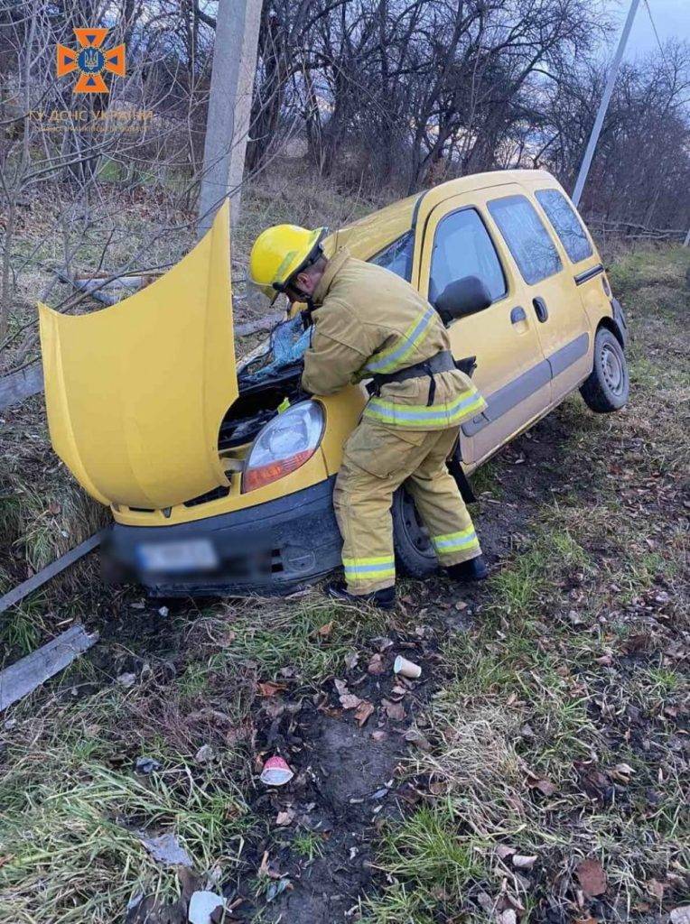 На Франківщині автомобіль злетів з дороги, постраждав водій