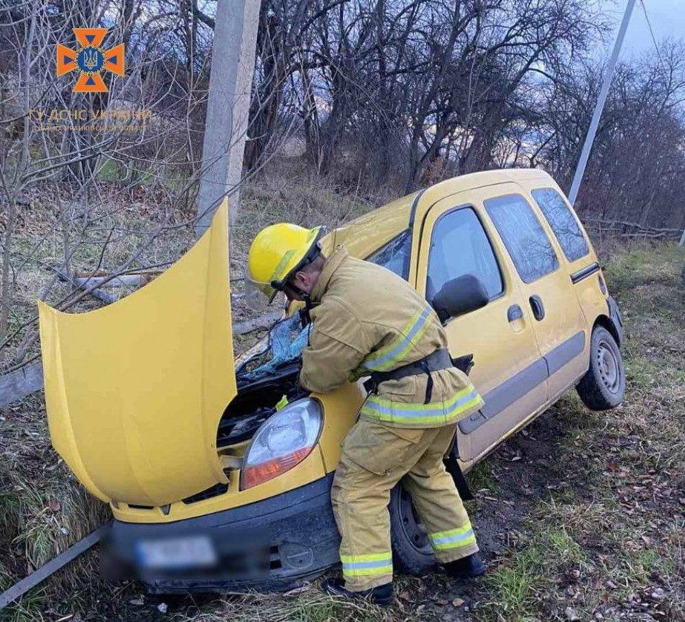 На Франківщині автомобіль злетів з дороги, постраждав водій