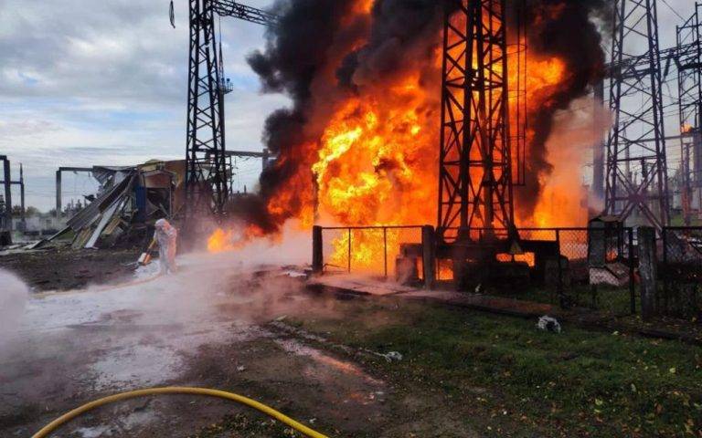 Прикарпатські рятувальники ліквідували пожежу на енергоб'єкті, в який влучила ракета