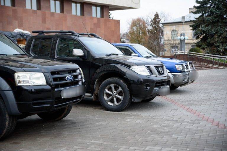 з Івано-Франківська на передову передали ще три позашляховика та кілька сотень зимової форми