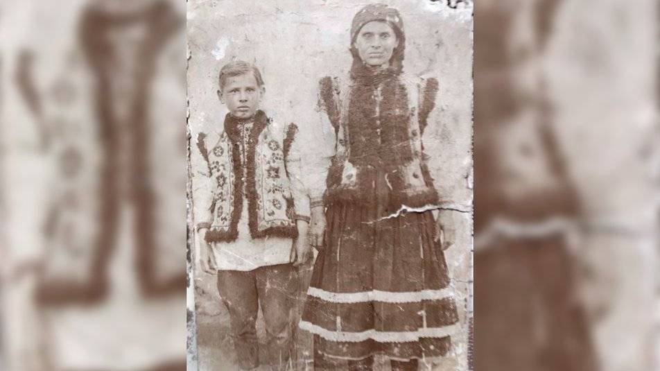 Прикарпатська акторка відновила 100-літній кептар своєї прабабусі