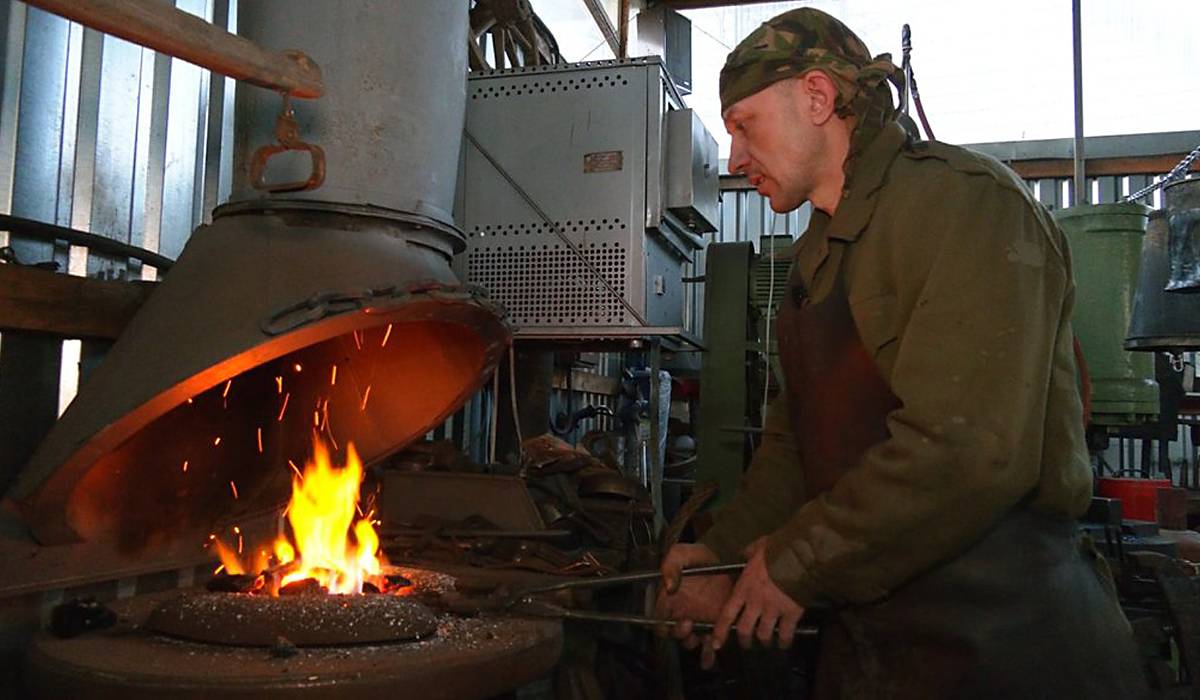 З вогню і металу: Як коваль з Прикарпаття допомагає військовим боронити країну