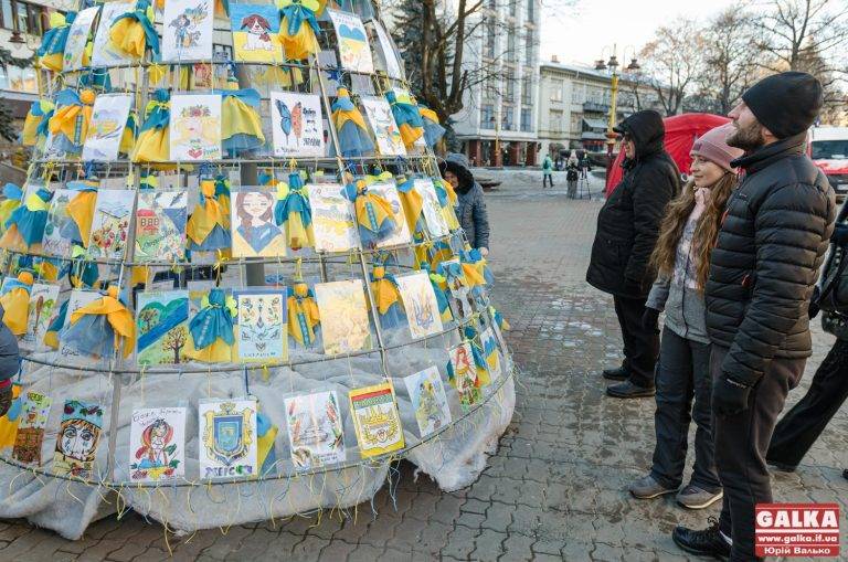 В Івано-Франківську офіційно відкрили головну ялинку