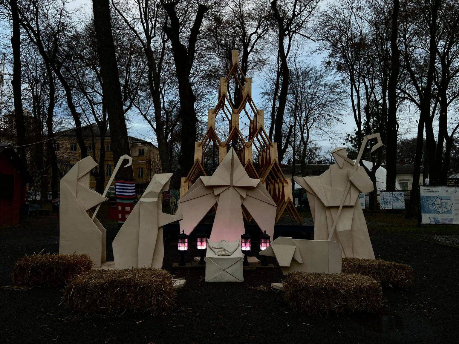 Франківський Палац Потоцьких прикрасили до новорічно-різдвяних свят