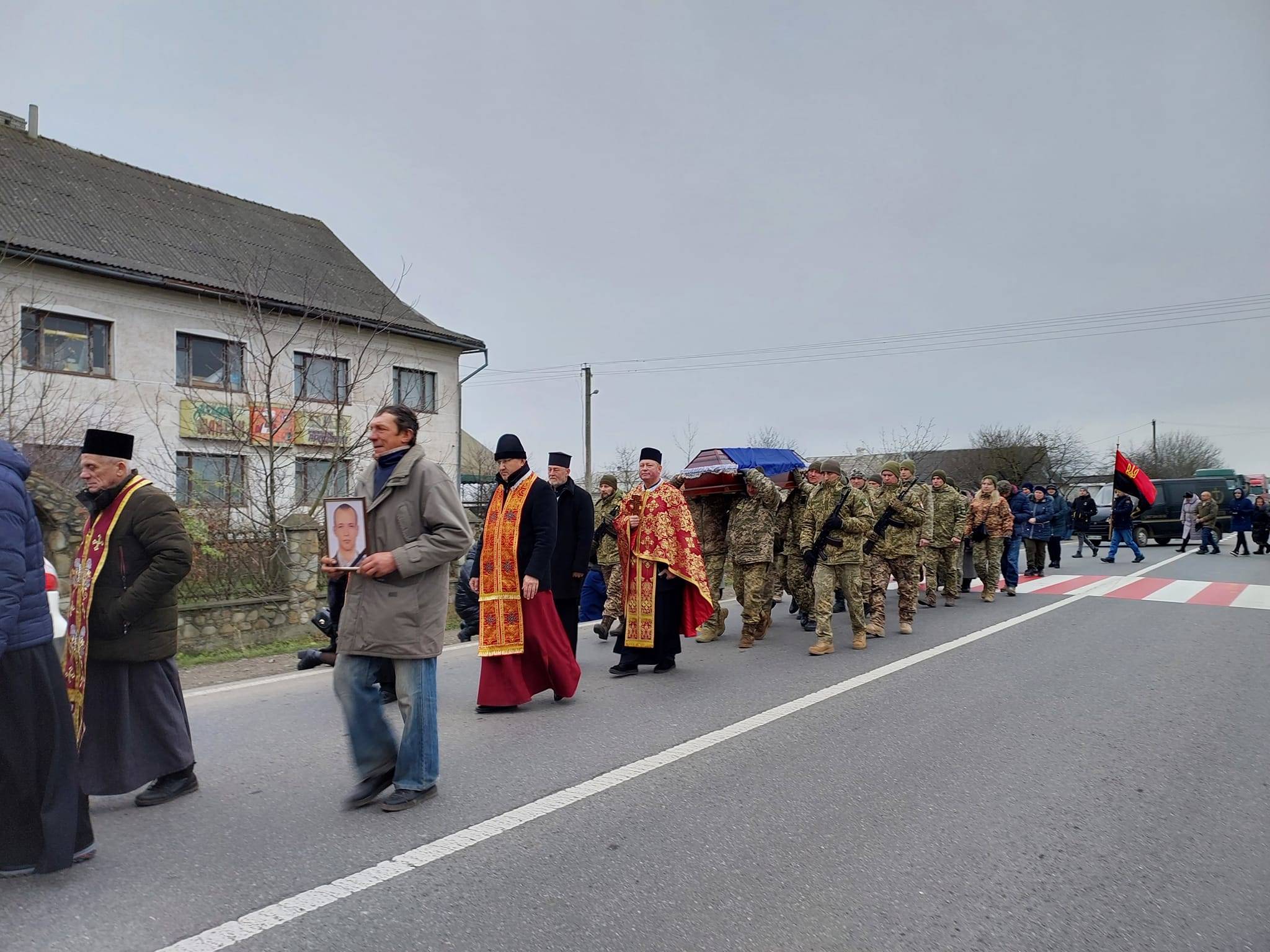 У Бурштині провели в останню путь Героя Михайла Сисоєва