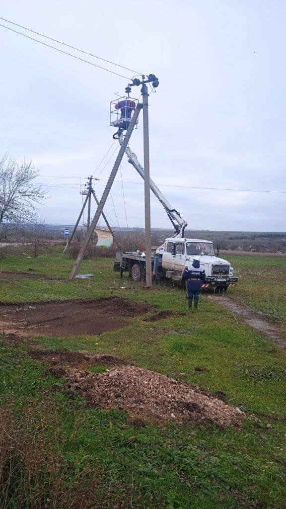 Прикарпатські енергетики відновлюють електропостачання на півдні України,війна в україні,енергетики