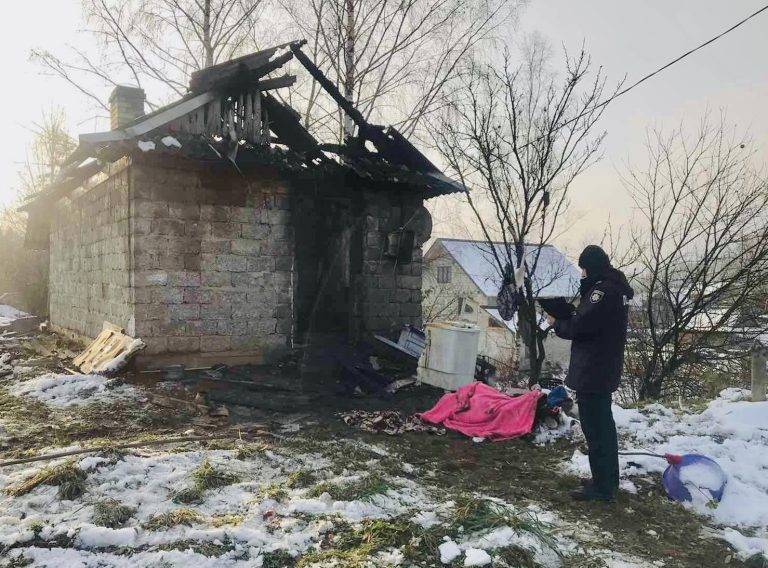 Прикарпатські поліцейські встановлюють обставини пожежі, де загинуло двоє людей