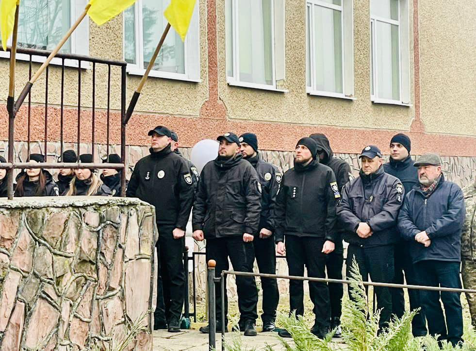 На Прикарпатті відкрили пам’ятну дошку поліцейському Володимиру Розвадовському