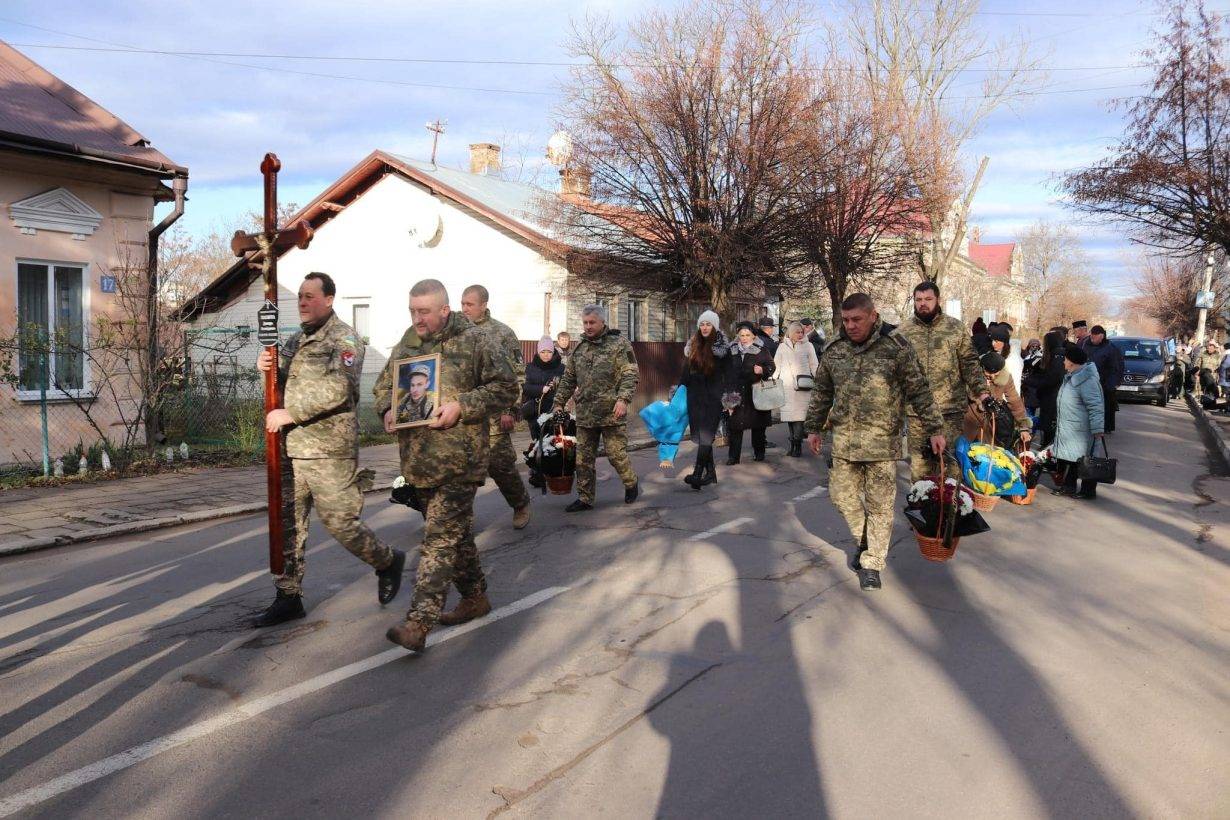 Калуська громада провела в останню путь загиблого воїна Дмитра Пасюту,війна в україні,прикарпатець загинув на війні