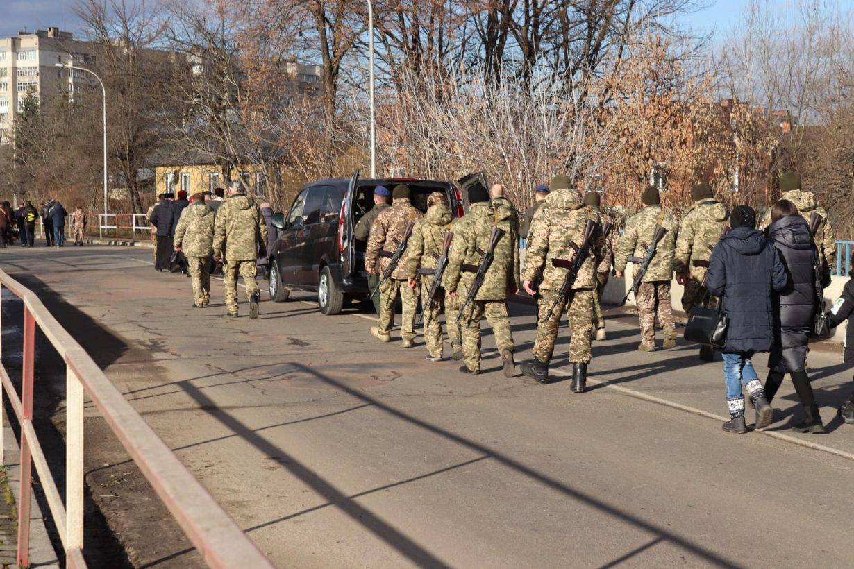 Калуська громада провела в останню путь загиблого воїна Дмитра Пасюту,війна в україні,прикарпатець загинув на війні
