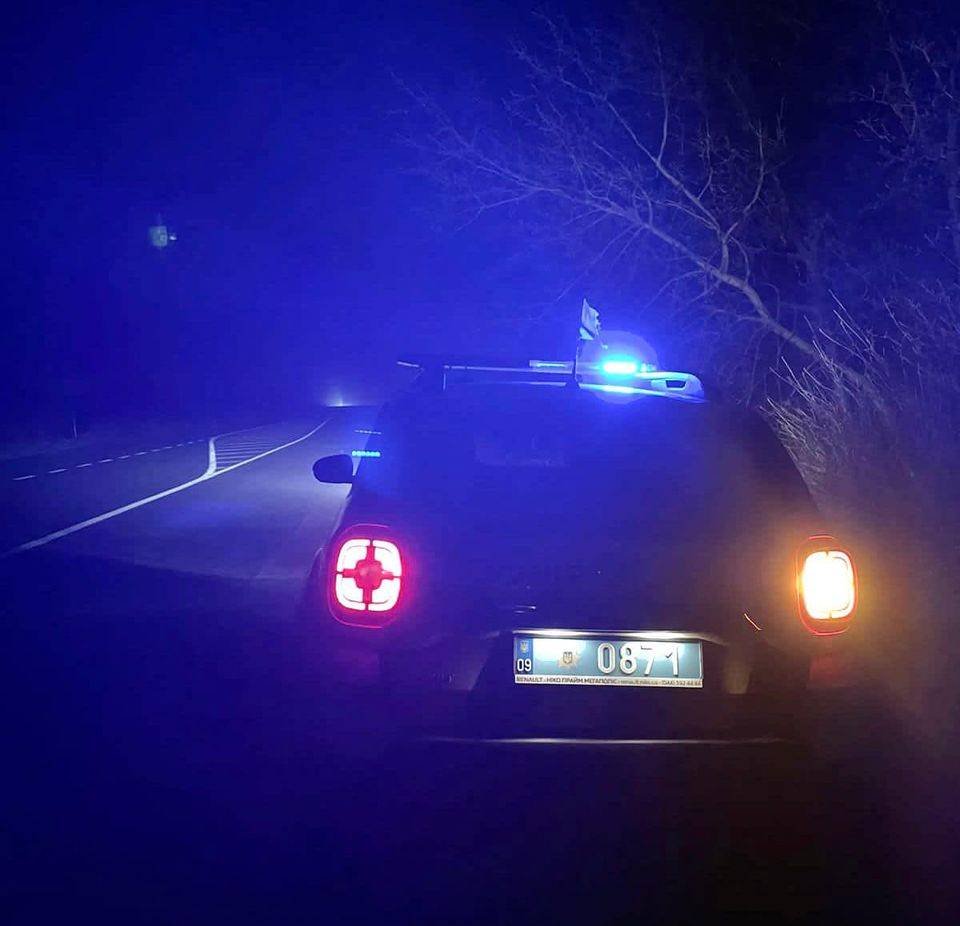 На Франківщині поліцейський самотужки розчистив дорогу від дерева, яке перекрило рух