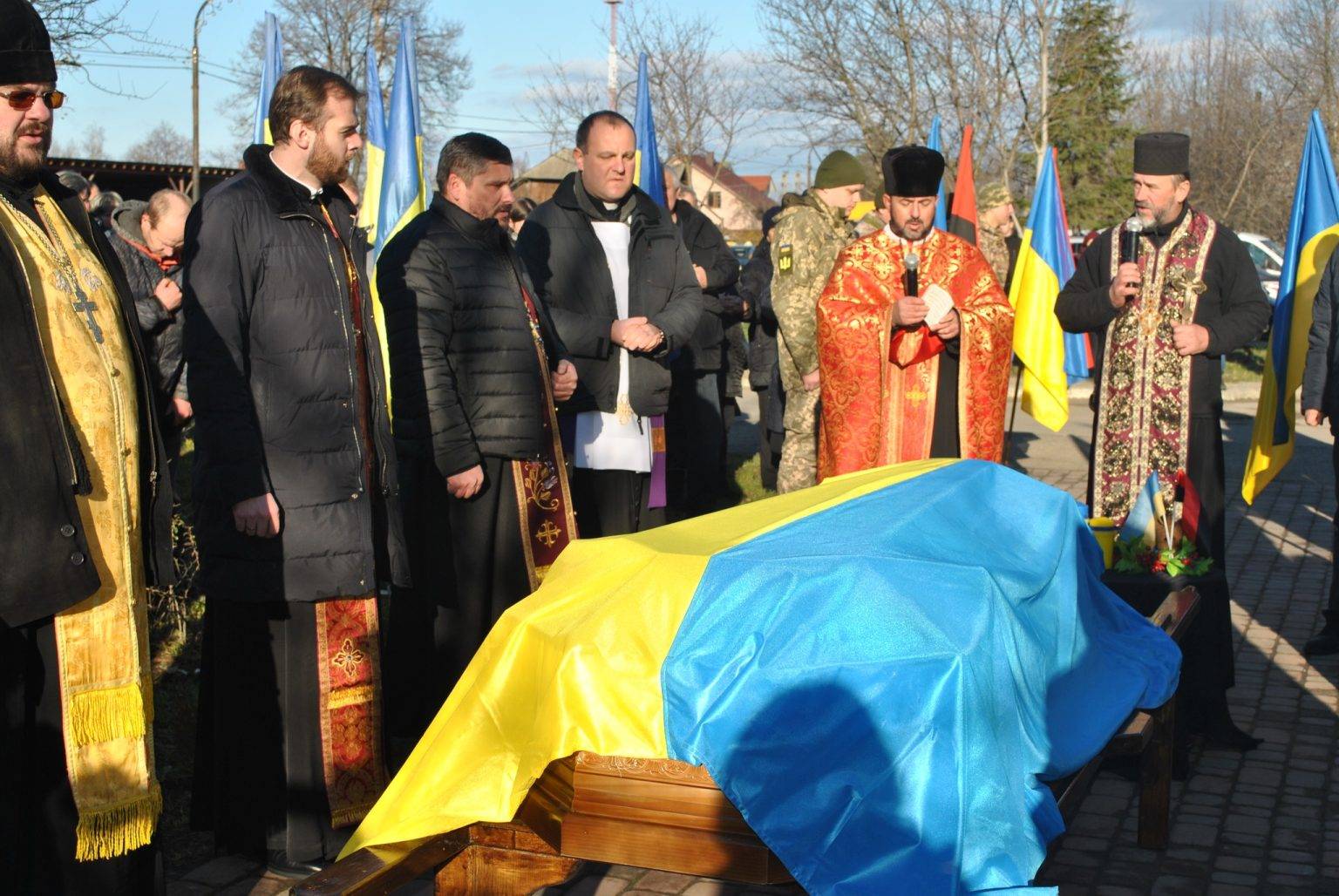 У Богородчанах зустріли траурний кортеж з загиблим молодим Героєм Олегом Озарем