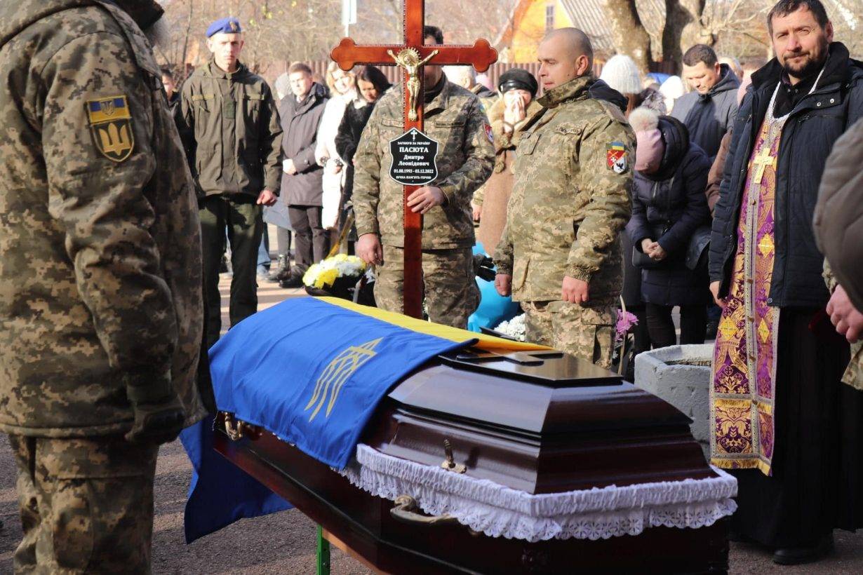 Калуська громада провела в останню путь загиблого воїна Дмитра Пасюту,війна в україні,прикарпатець загинув на війні