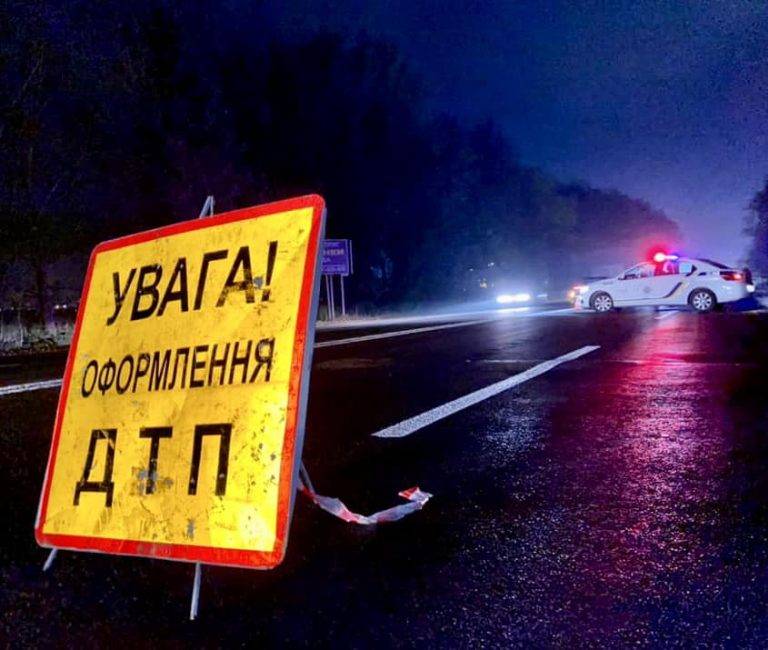 В Крихівцях автомобіль збив жінку