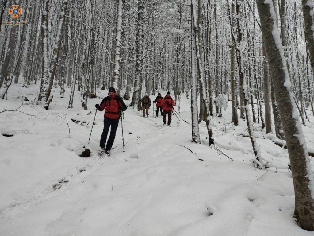 У засніжених Карпатах раптово стало зле туристці зі столиці