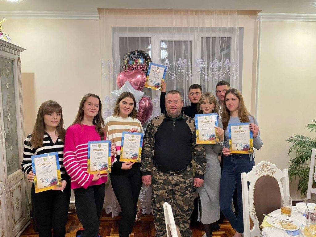 Школярі та студенти з села Братківці на Франківщині ліплять тисячі вареників на передову