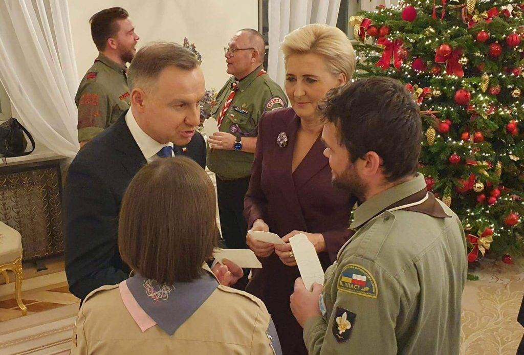 Ураїнські пластуни передали Вифлеємський Вогонь Миру Президенту Польщі ФОТО