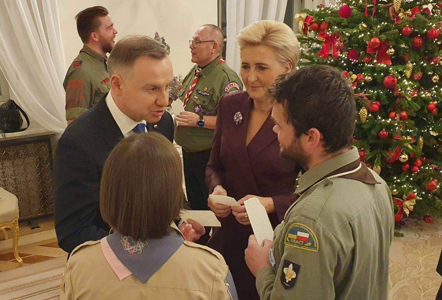 Ураїнські пластуни передали Вифлеємський Вогонь Миру Президенту Польщі ФОТО