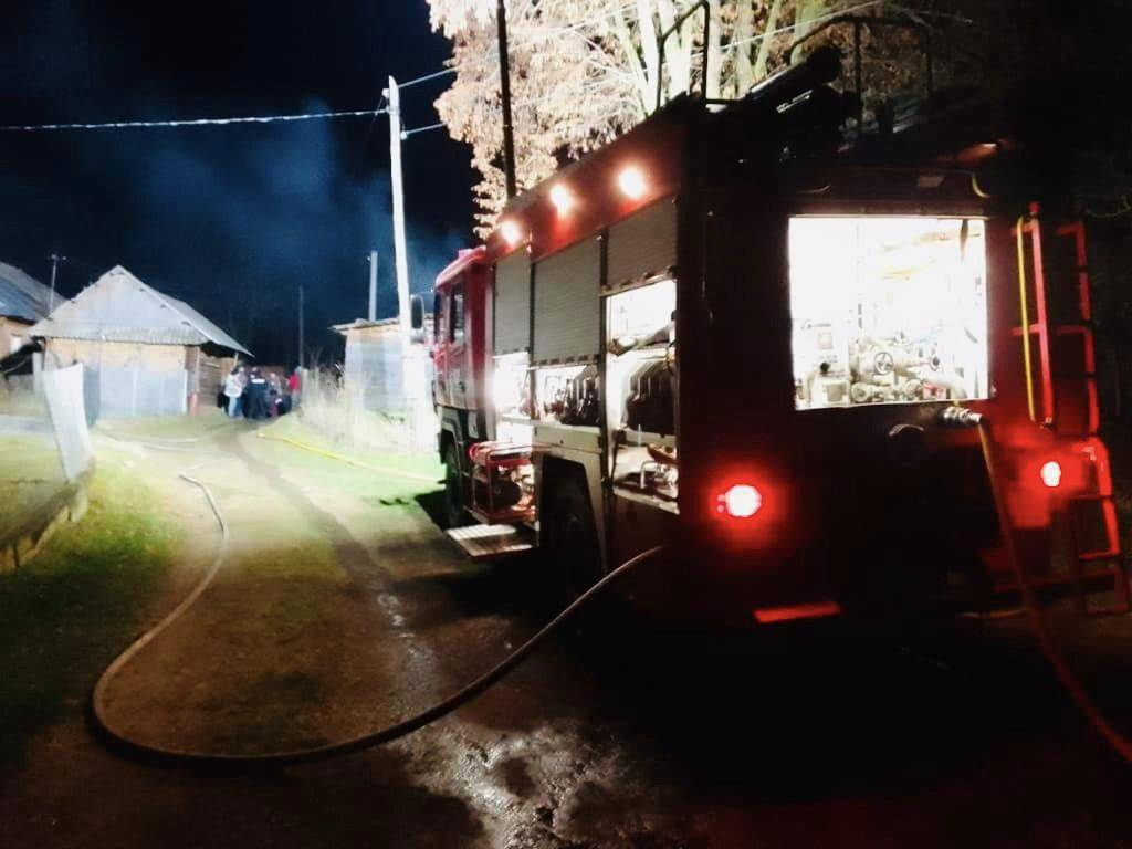 Прикарпатські поліцейські розпочали розслідування за фактом пожежі, де живцем згоріли двоє людей