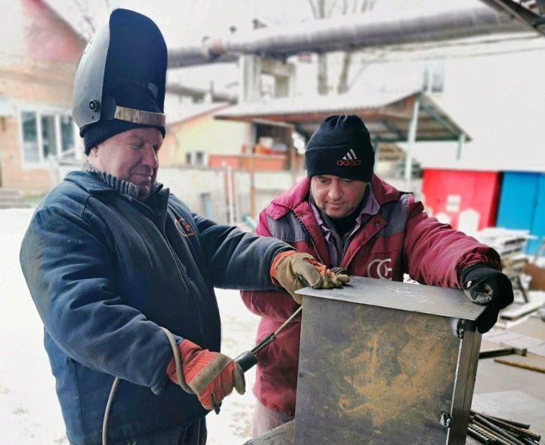 І зігрітися, і їжу приготувати - франківські енергетики виготовляють печі для ЗСУ