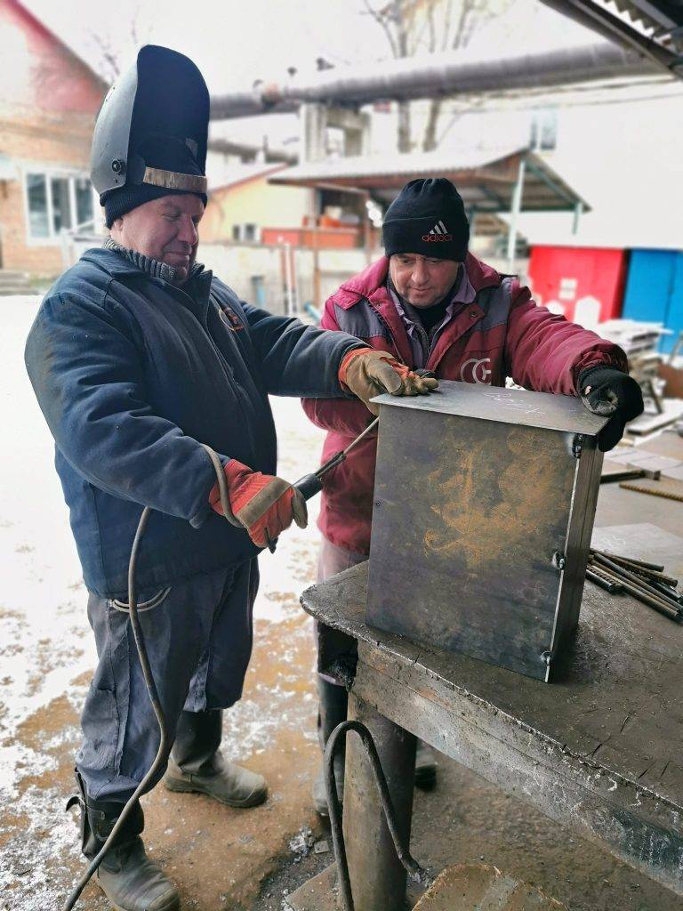 І зігрітися, і їжу приготувати - франківські енергетики виготовляють печі для ЗСУ