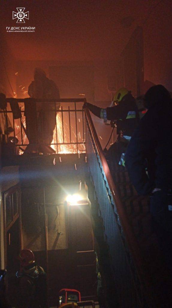 Вранці у середмісті Франківська горіла квартира: одна людина загинула, ще двох - врятували