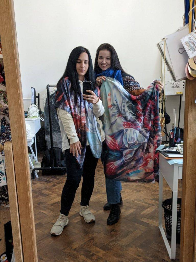 Франківські мисткині зібрали з продажу хустин понад пів мільйона гривень для ЗСУ