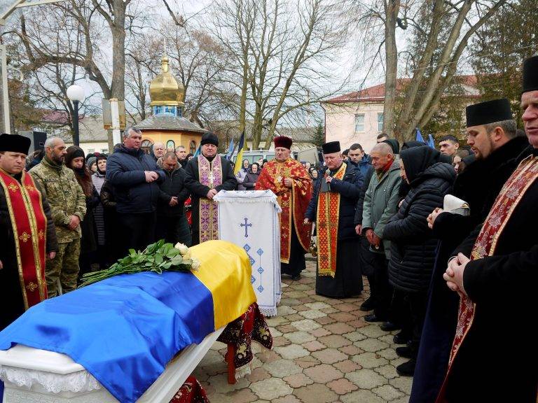 У Перегінській громаді навколішки зустріли полеглого земляка-героя Андрія Мошуру