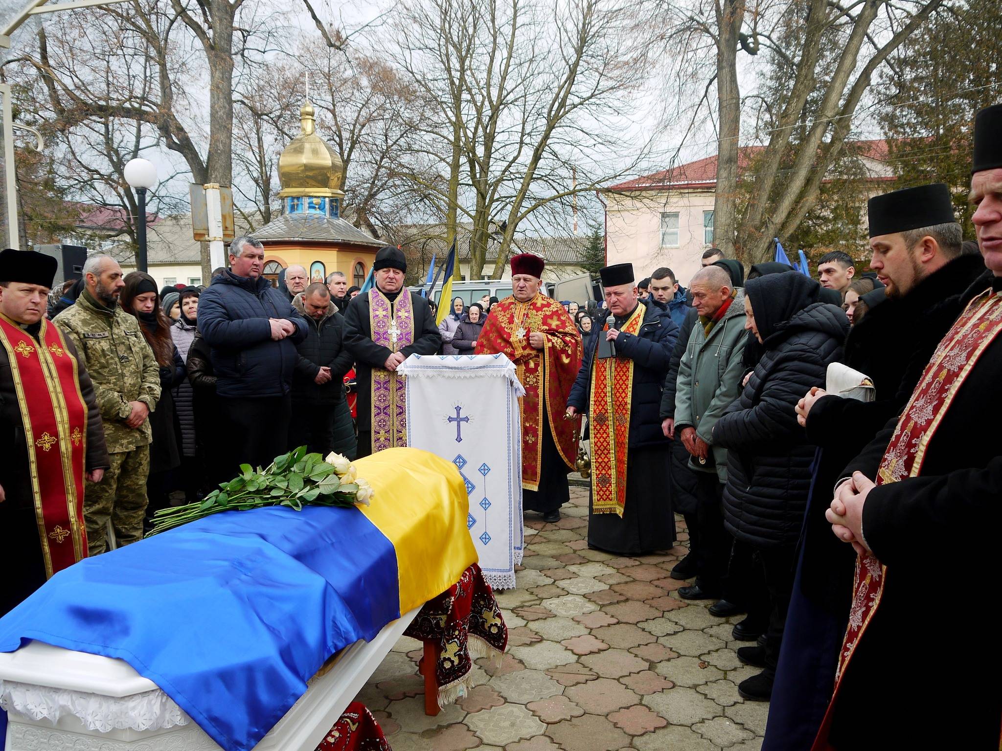 У Перегінській громаді навколішки зустріли полеглого земляка-героя Андрія Мошуру