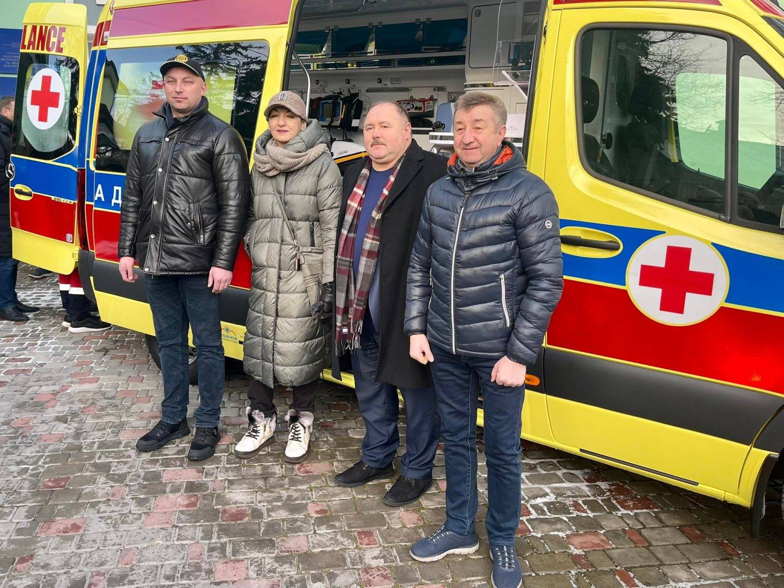 У Франківську обласному центру екстреної медичної допомоги передали новий спецавтомобіль