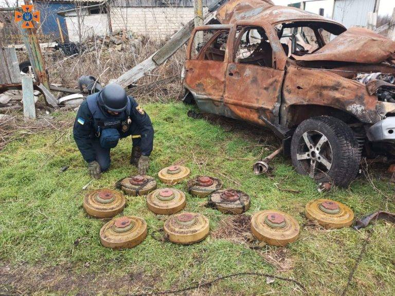 Прикарпатські піротехніки допомагають розміновувати Харківщину 