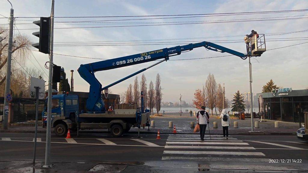 У Франківську біля міського озера вже монтують світлофор