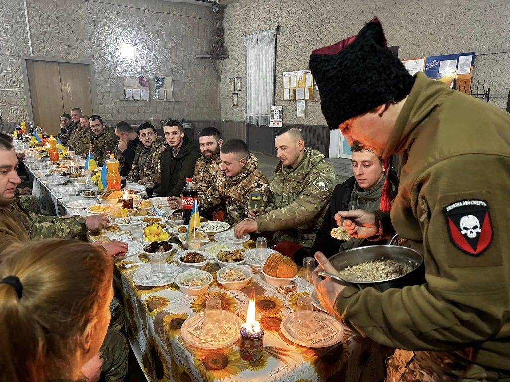 Командир з Франківська показав, як бійці, попри важкі бої та артобстріли, святкували Святвечір
