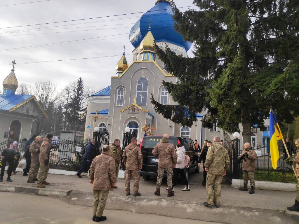 У Тлумачі провели в останню путь загиблого воїна Іллю Мартинова